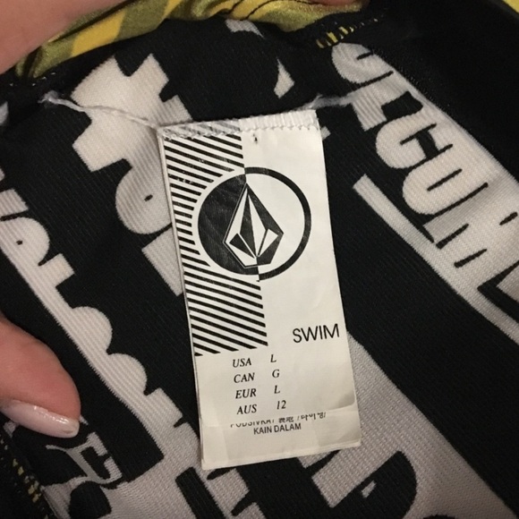 Volcom One piece like new - Picture 2 of 2